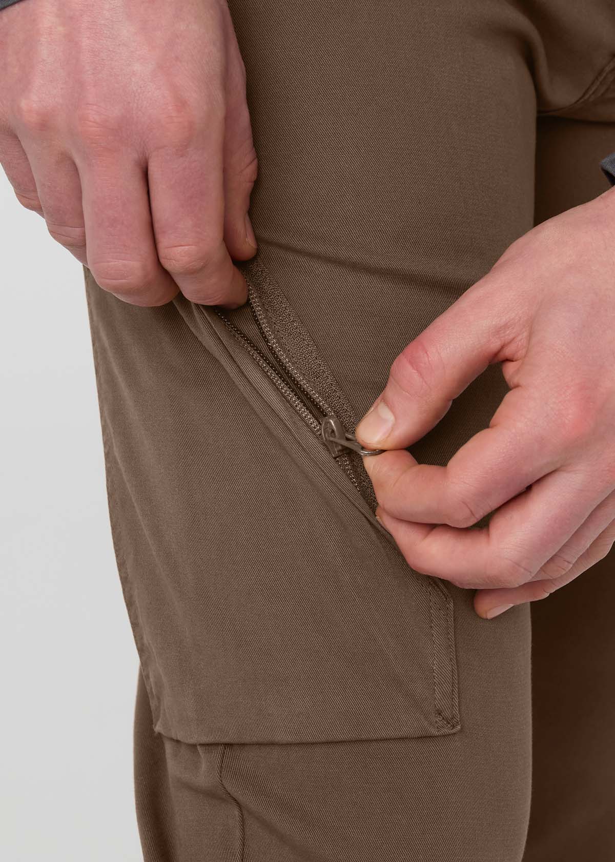 men&#39;s relaxed brown water resistant cargo pant side pocket detail